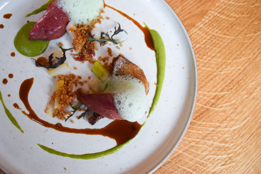 Assiette très graphique réalisée par David Toutain (ici du pigeon) © Yonder.fr