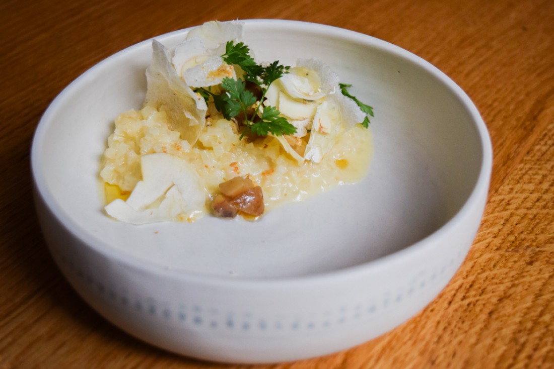 Risotto de céleri-rave, lamelles de châtaignes, marrons, croustillant de riz © Yonder.fr