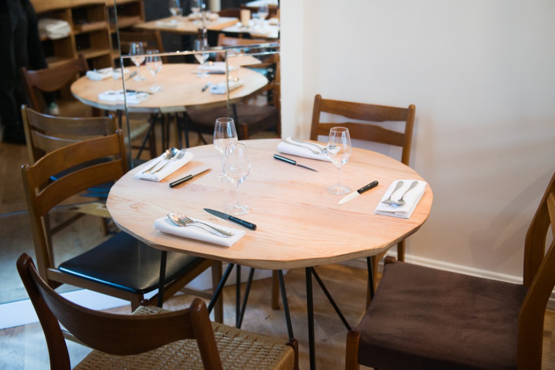 Une salle au décor discret et chaleureux © Fulgurances