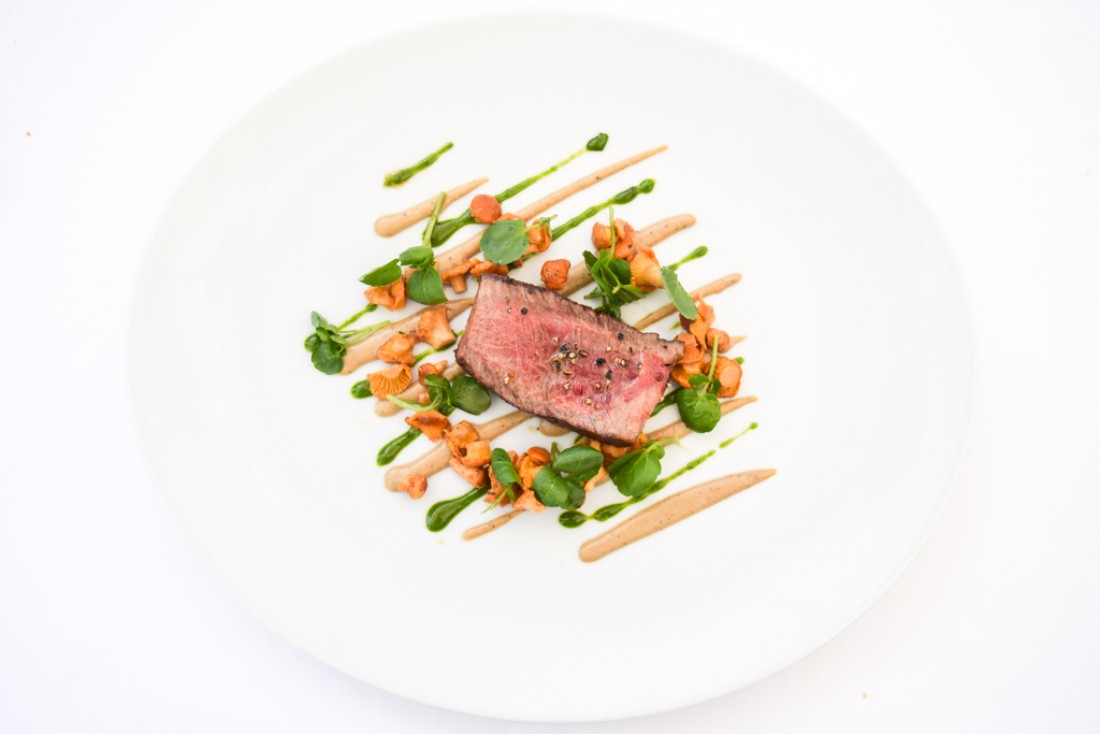 Plat : Boeuf de Salers tranché dans la côte, girolles, cresson et anchois © Yonder.fr