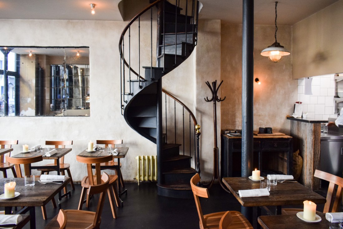Atmosphère rustico-industrielle chic chez Septime © YONDER.fr
