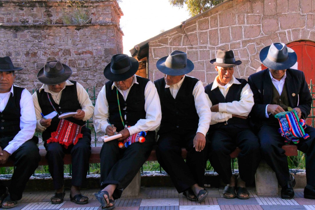 Les représentants de chaque communauté se réunissent autour d’un conseil oral hebdomadaire. | © Cédric Aubert