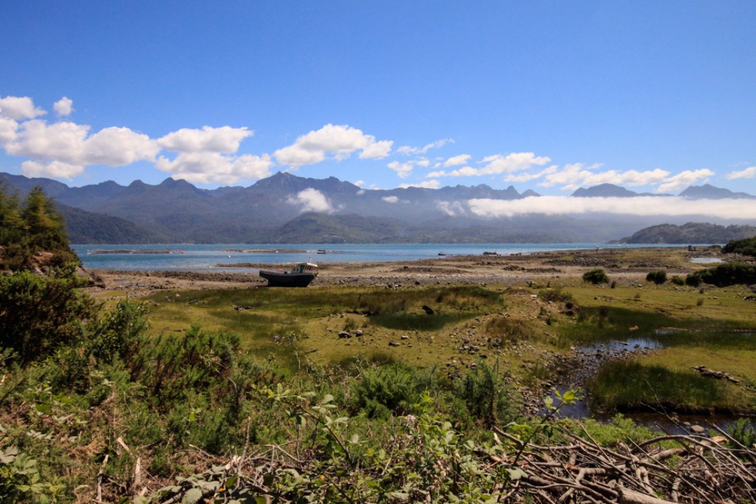 Bateau amarré dans une lagune | © Cédric Aubert
