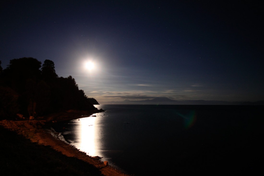 La lune sur le Lago Llanquihue, en fond le volcan Osorno