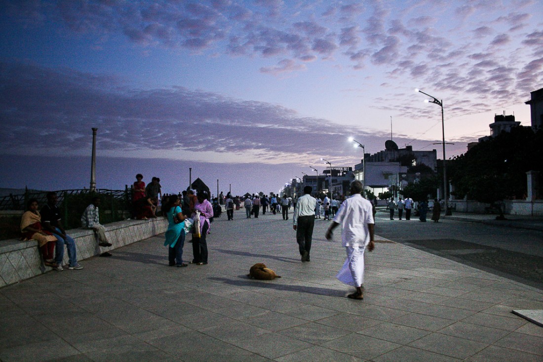 Fraîcheur du soir sur le front de mer à Pondichéry | © Marion Brun