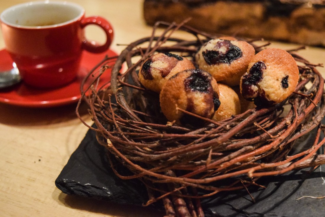 Touche poétique, les mignardises sont servies sur un nid chez Neh| © Yonder.fr