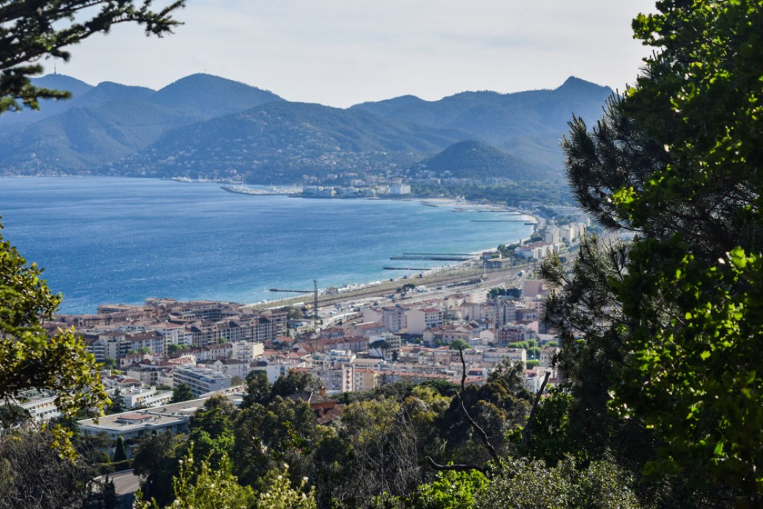 Vue sur Cannes La Bocca et Mandelieu depuis la colline de La-Croix-des-Gardes © Yonder.fr