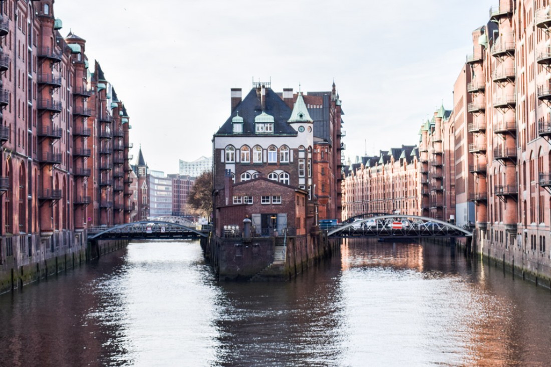 (« Speicherstadt », littéralement la ville des entrepôts, est l'un des lieux incontournables de toute visite à Hambourg © YONDER.fr