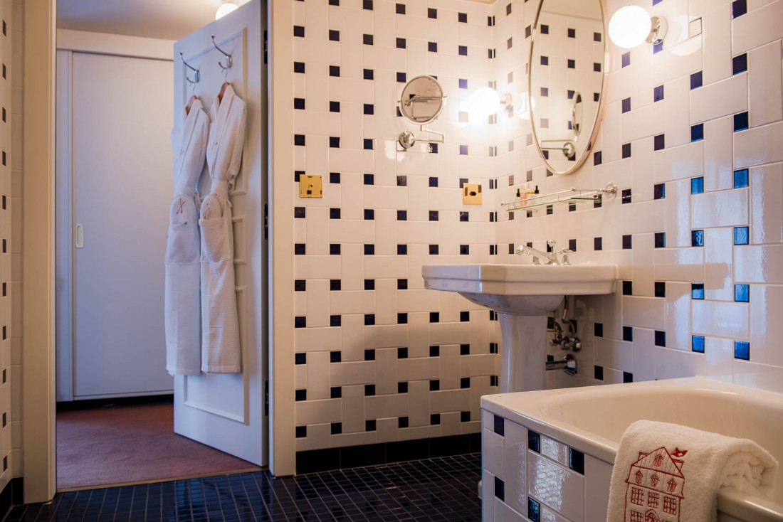 Intérieur sobre d'une salle de bain © Alpimages - Thomas Roulin