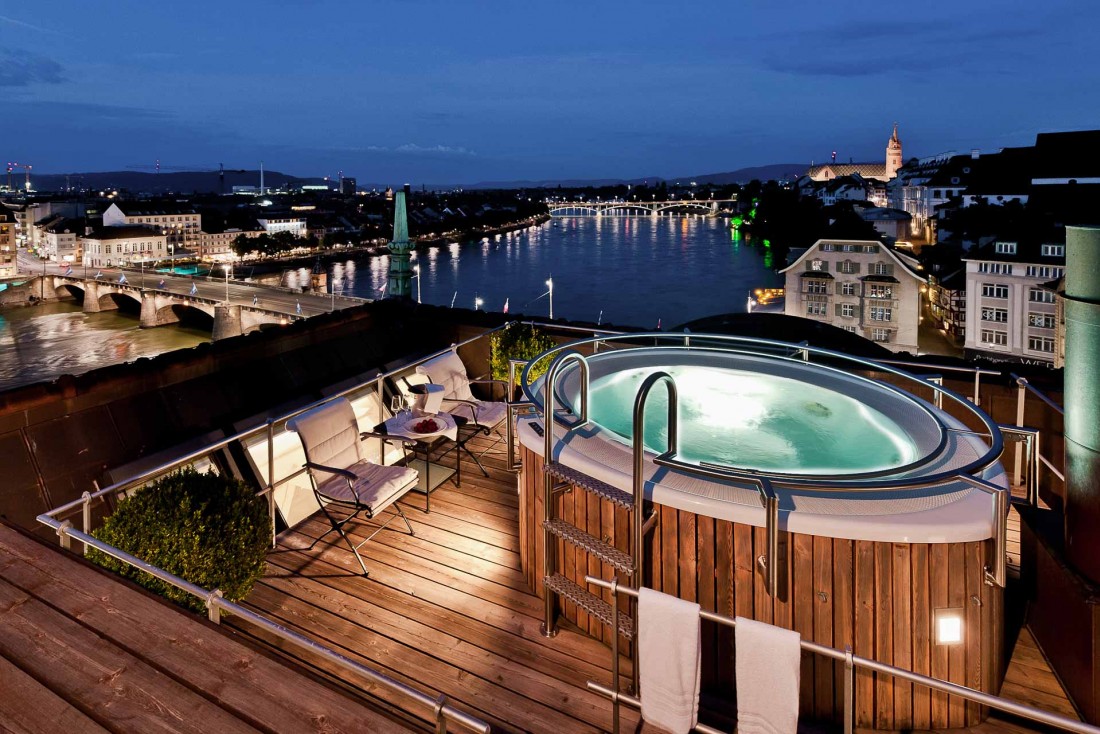 Rooftop avec jacuzzi et vue sur le Rhin dans l'extraordinaire Suite signature 