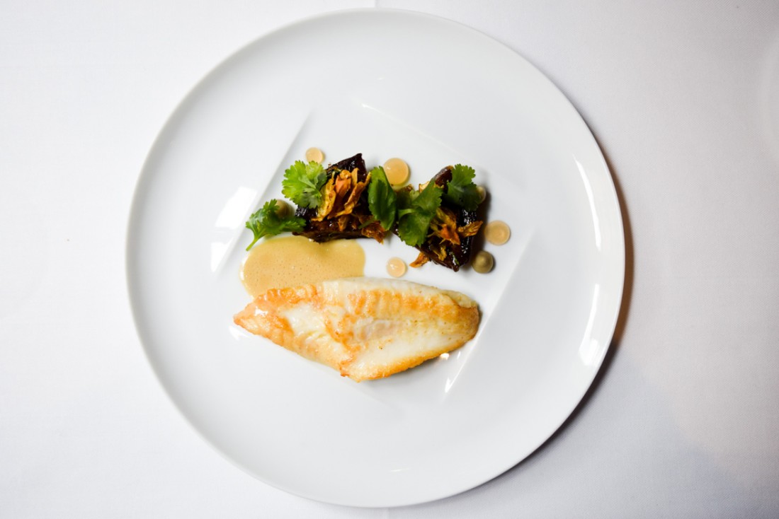 Saint-pierre rôti, concentration d’artichauts, sakura © Yonder.fr