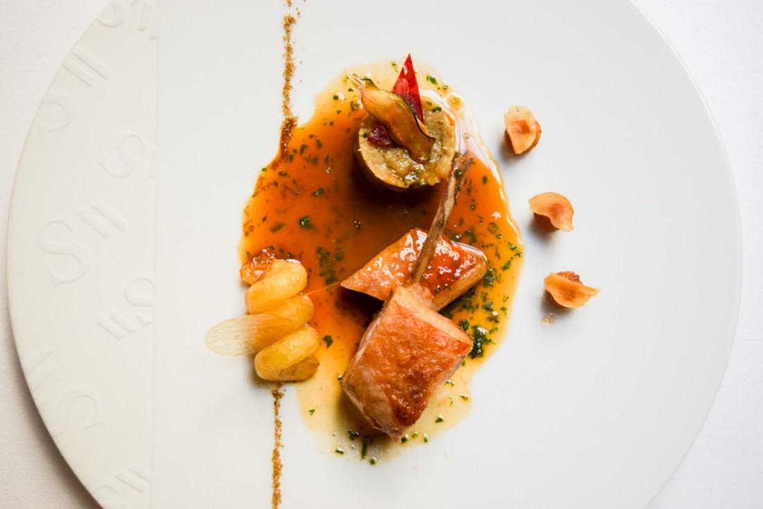 Agneau de lait, aubergine violette / graine de cumin / Charlotte confite jus aux herbes fraichement concassées © Yonder.fr