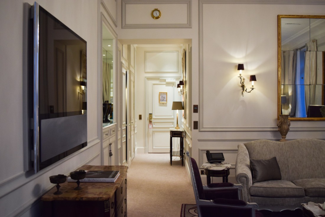 L'entrée et le salon. Sur la gauche, un immense téléviseur Bang & Olufsen © Yonder.fr