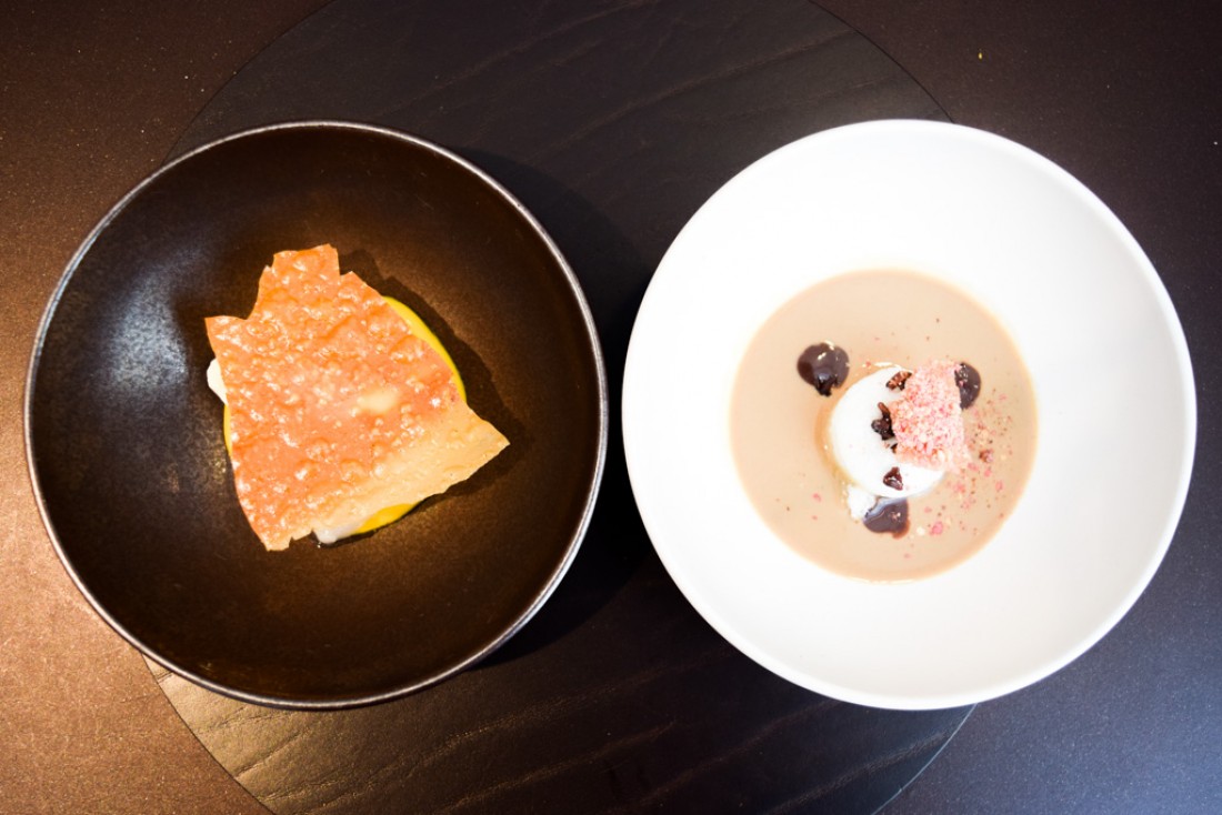 Deux des trois desserts que nous avons goûtés : gianduja, oeuf en neige, café cardamome, praline & glace chocolat blanc - wasabi, goyave, mangue, litchi © Yonder.fr