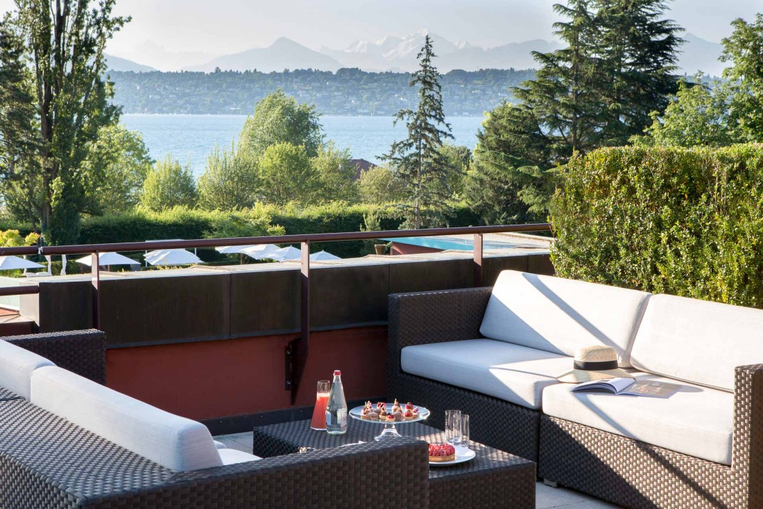 Suite avec terrasse extérieure surplombant le lac Léman © G. Gardette