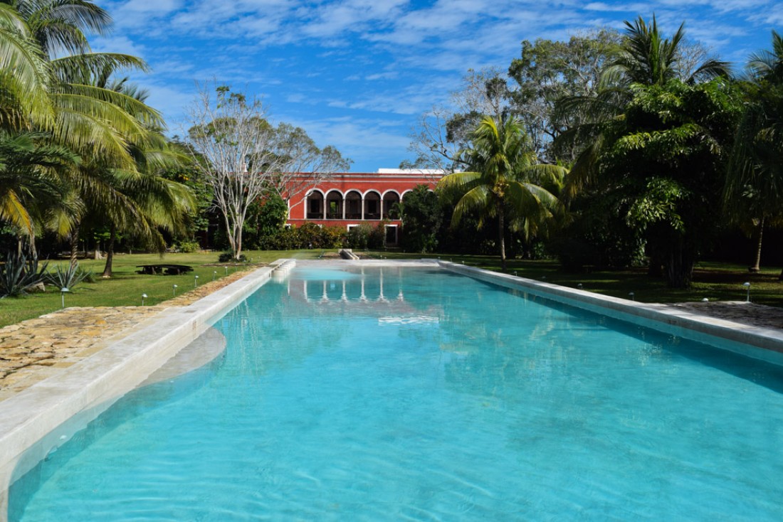 Au bord de la piscine, au soleil... © Yonder.fr