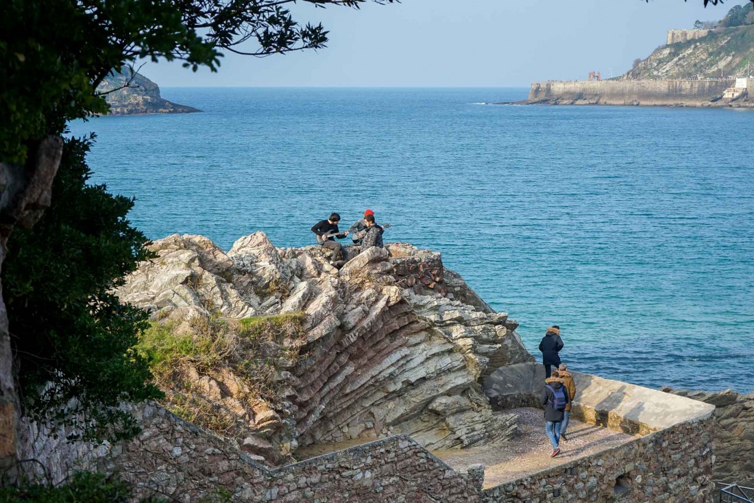 Le Pico Del Loro sépare la plage de la Concha de celle d'Ondarreta dans la Baie © YONDER.fr