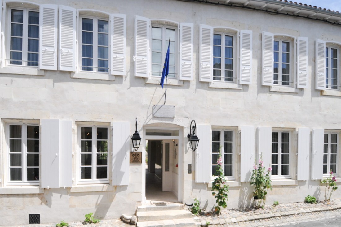 La façade blanche de l'ancien hôtel particulier © Villa Clarisse