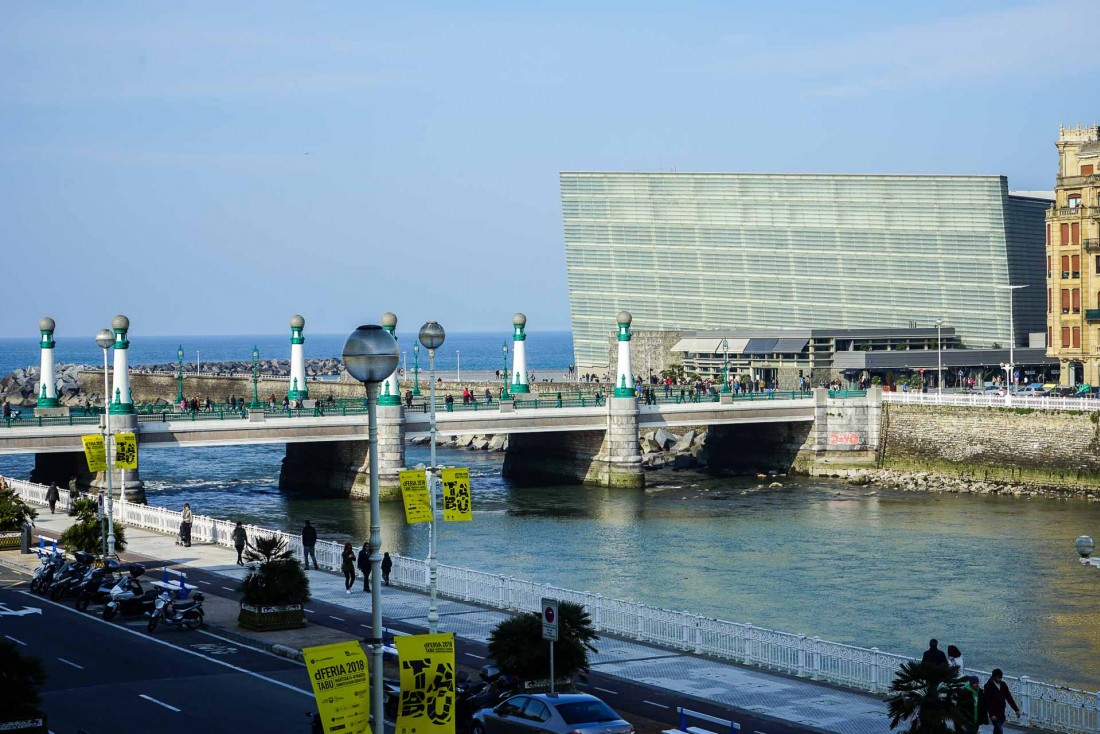 Vue sur le fleuve Urumea et le Palais Kursaal depuis la chambre 104 de l'Hotel Maria Cristina © YONDER.fr