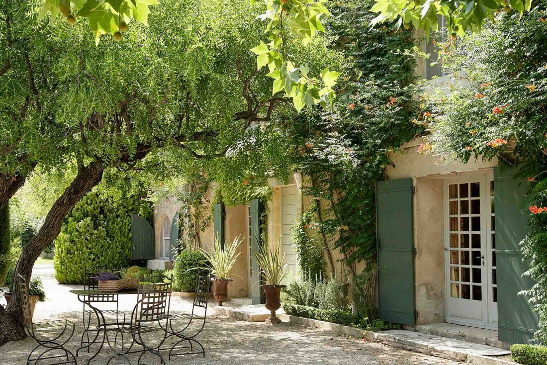 La Guigou, joli petit mas provençal au milieu des oliviers du domaine de Baumanière aux Baux-de-Provence © L. Parrault