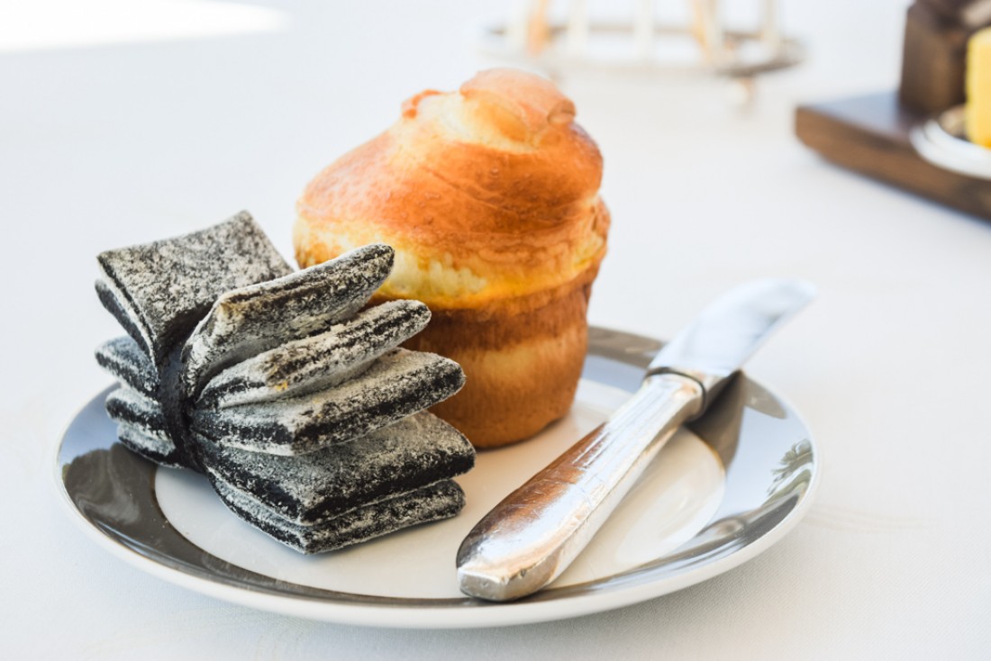 Pain brioché et pain à l'encre de seiche à La Palme d'Or au Martinez © Yonder.fr