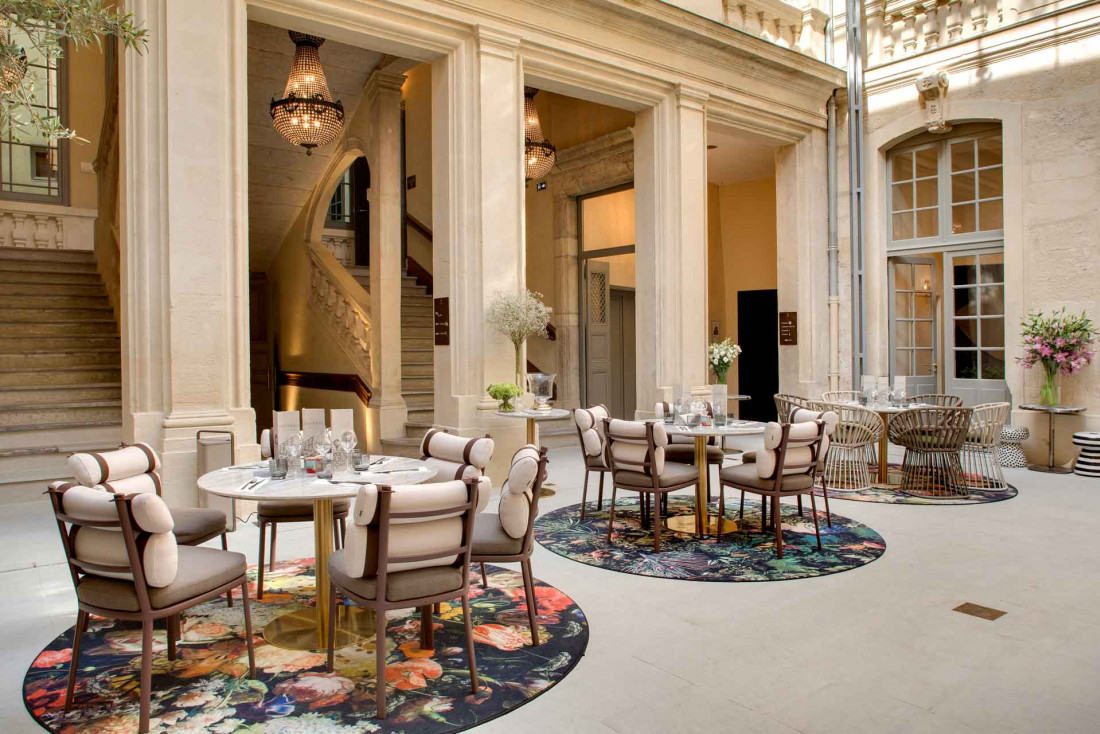 Hôtel Richer de Belleval — La cour du bistrot chic La Canourgue des frères Pourcel © Agence Sweep Jérôme Mondière