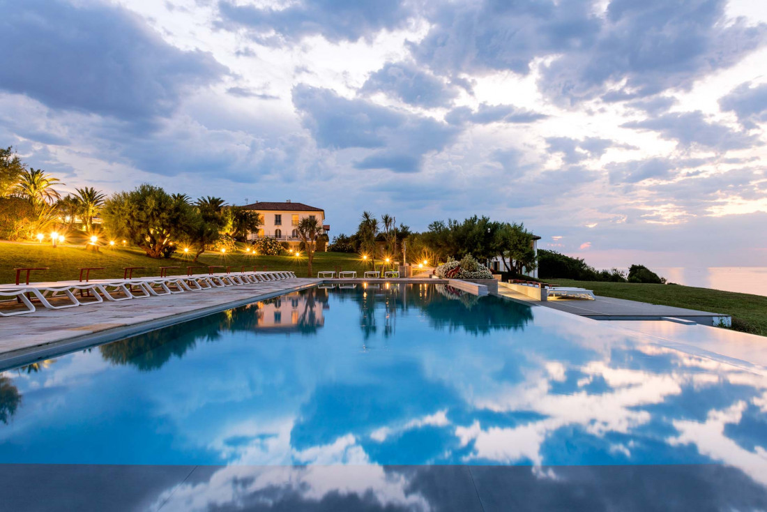 La Réserve Saint-Jean-de-Luz | Coucher de soleil sur la piscine © A. Chaplier