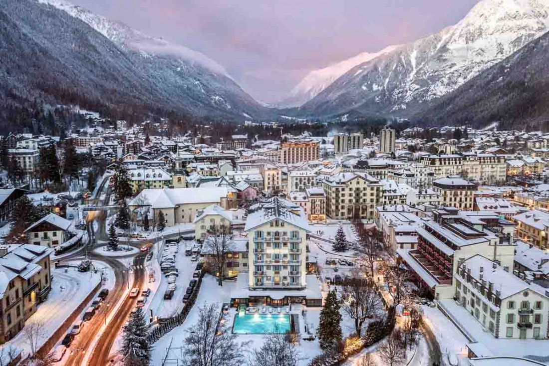 Vue aérienne de Chamonix ; au premier plan l'Hôtel Mont-Blanc © Vincent Galand