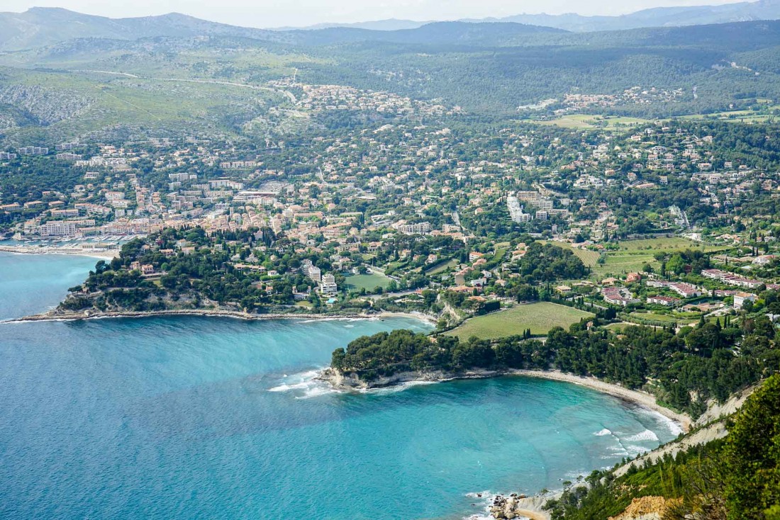 Vue de la baie de Cassis depuis les hauteurs du Cap Canaille, le long de la route des Crêtes © YONDER.fr