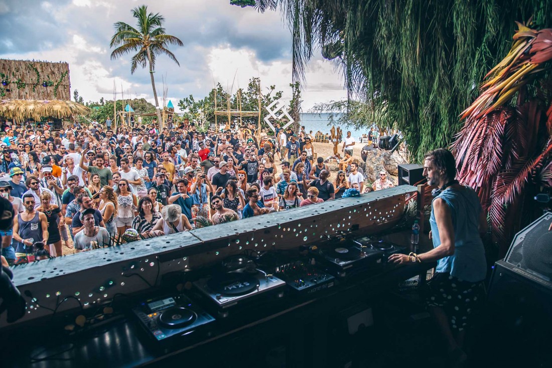 Le DJ germano-chilien Ricardo Villalobos au petit matin, face à la foule de teufeurs © Alec Donnell Luna 