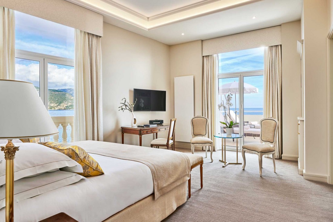 Décor ultra luxueux et vue à couper le souffle sur la Méditerranée dans les suites © DR