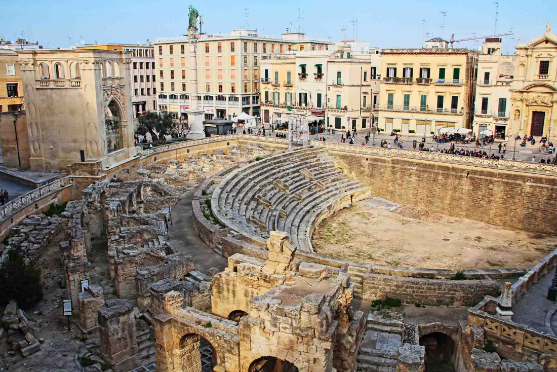 L'amphithéâtre romain au milieu de la ville © Paolo Laku