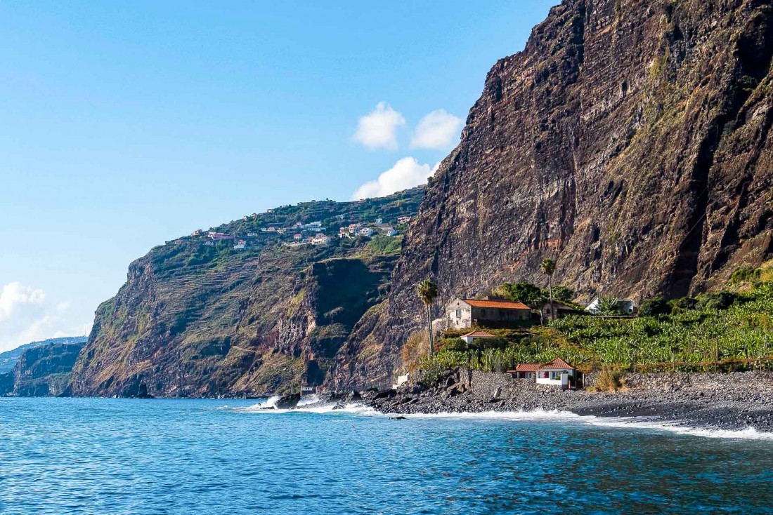Les côtes volcaniques de Madère sont découpées par d'immenses falaises. © Andre Carvalho