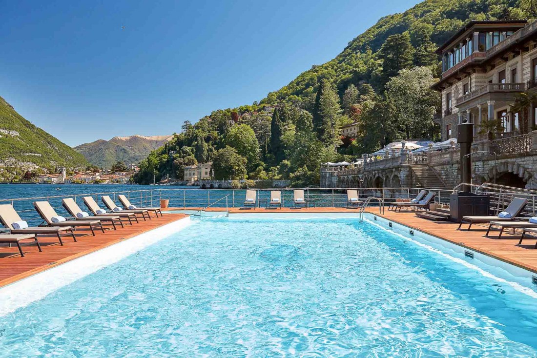 La piscine extérieure de l'hôtel flotte sur le lac © DR