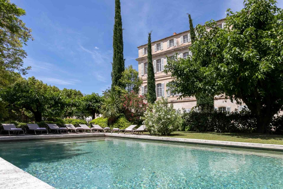 Le Château de Mazan au pied du Mont Ventoux depuis sa piscine © DR