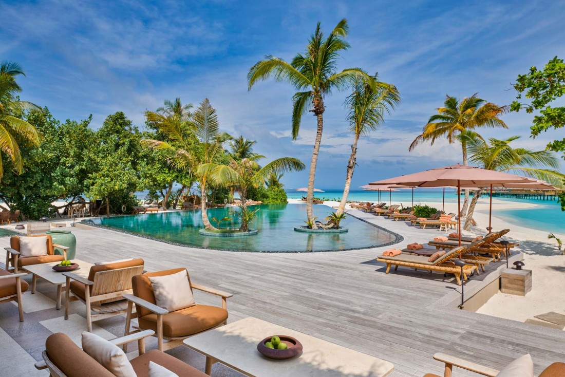 JOALI Maldives : le bar Mura au bord de la piscine, avec l'océan Indien en toile de fond. © DR