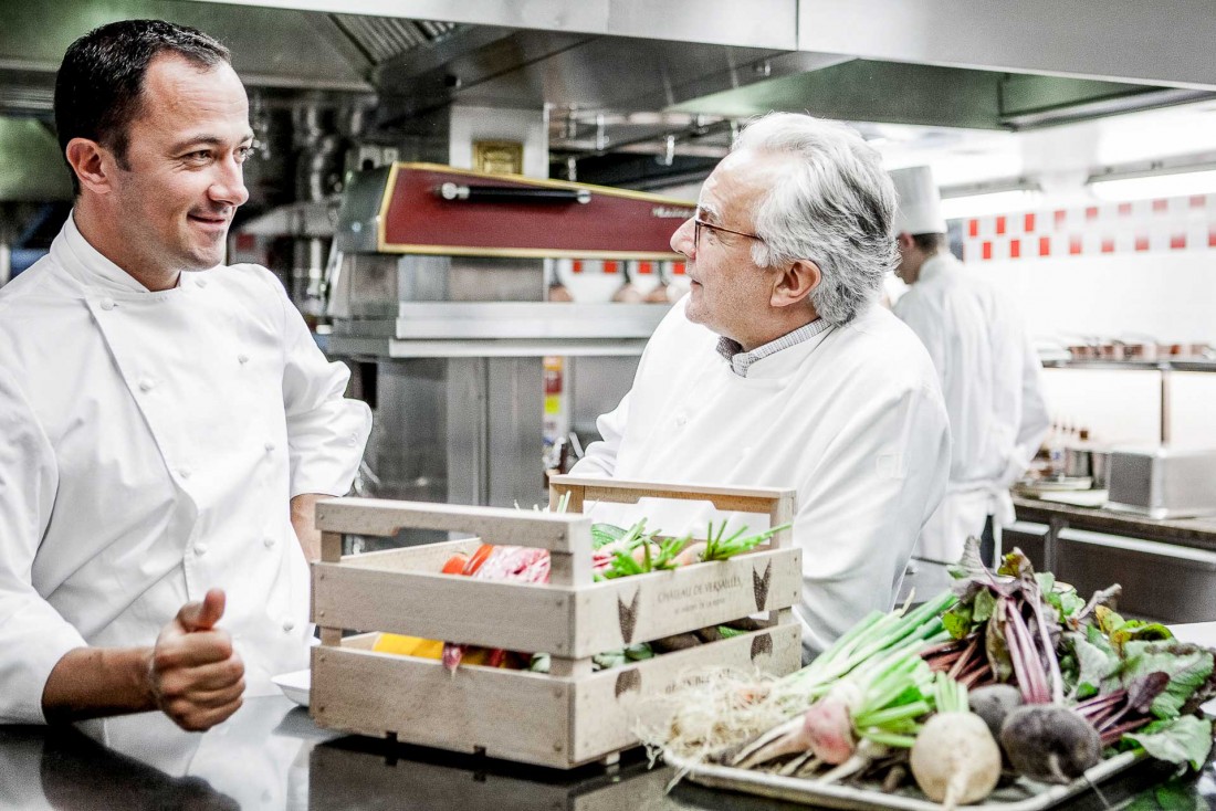 Alain Ducasse et le chef Romain Meder dans les cuisines du restaurant triplement étoilé du Plaza Athénée © Pierre Monetta
