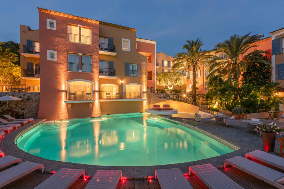 La piscine, de jour comme de nuit, reste le cœur de l'hôtel © Alexandre Chaplier