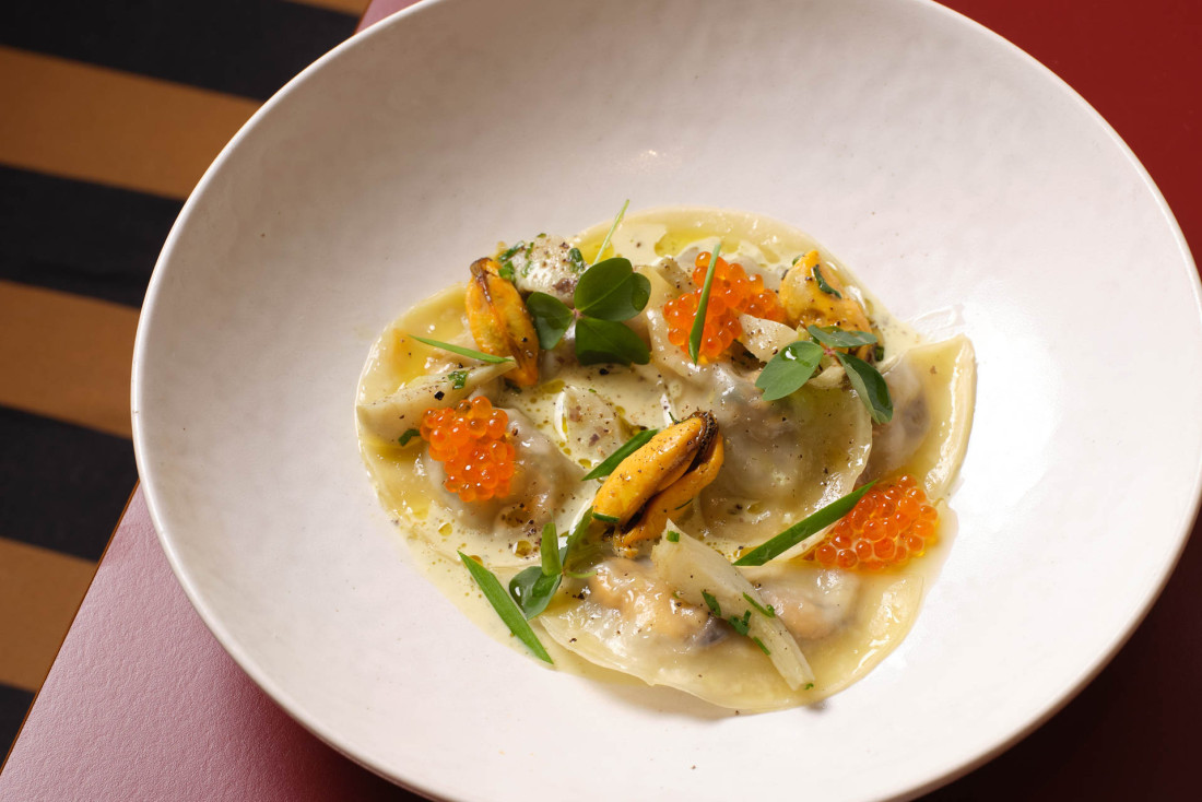 Raviolis vapeur de moules et artichaut, crème de curry vert au beurre d'algues, huile d'estragon © Pierre Lucet-Penato