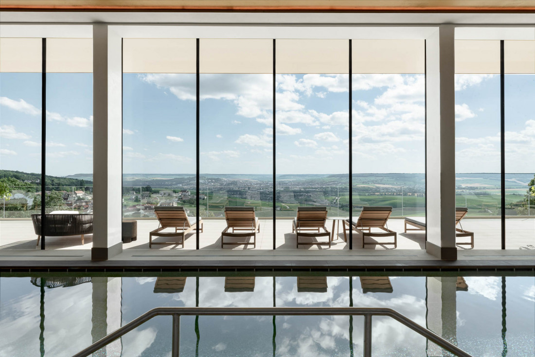 Royal Champagne Hôtel & Spa | Piscine avec vue sur le vignoble © DR