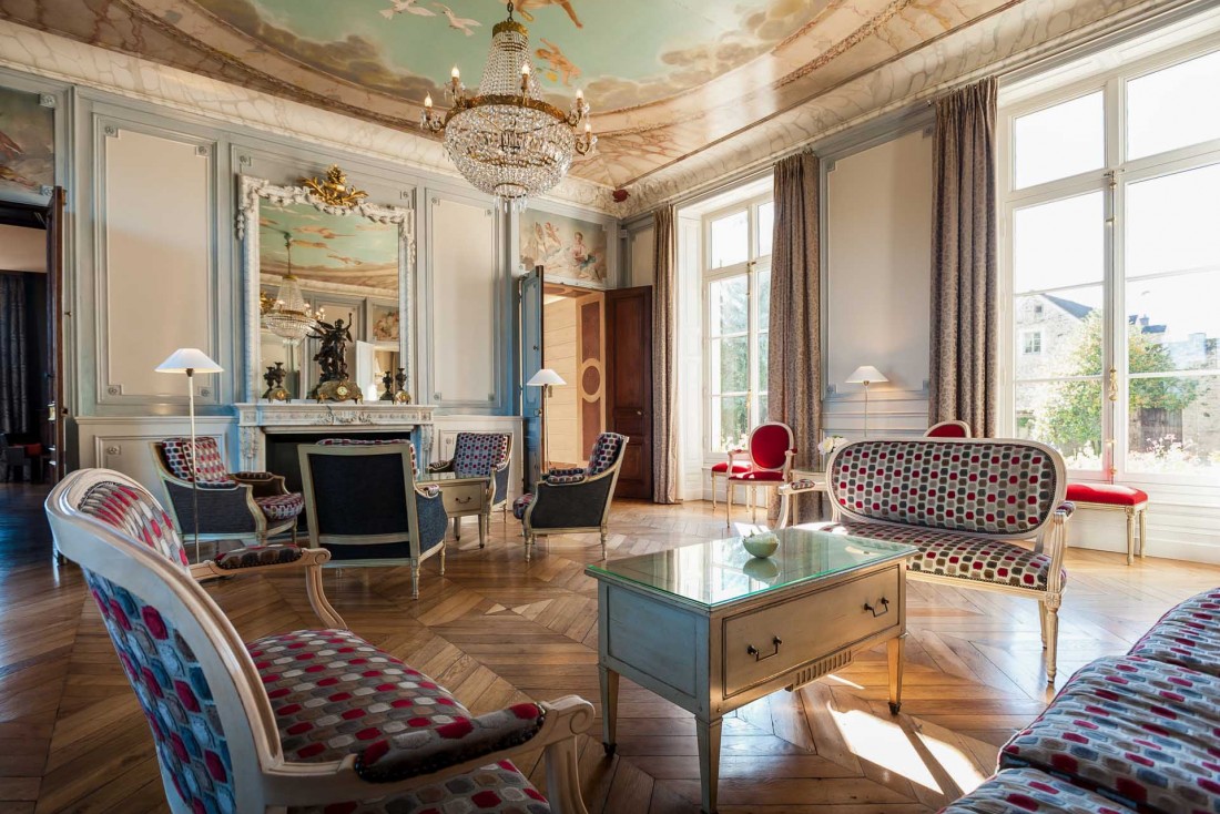 Le Château Sainte-Sabine compte 22 chambres aux tons pastels et au décor joliment suranné © Lionel Dupouy