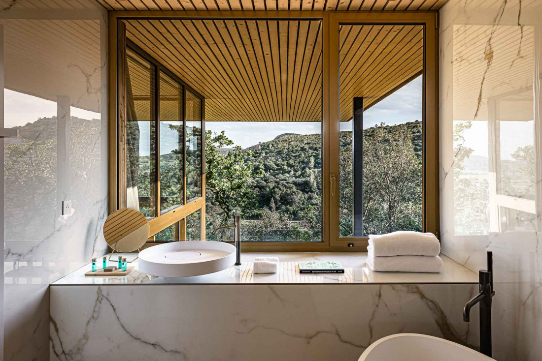 Souki Lodges & Spa | Salle de bain avec vue © MR. TRIPPER