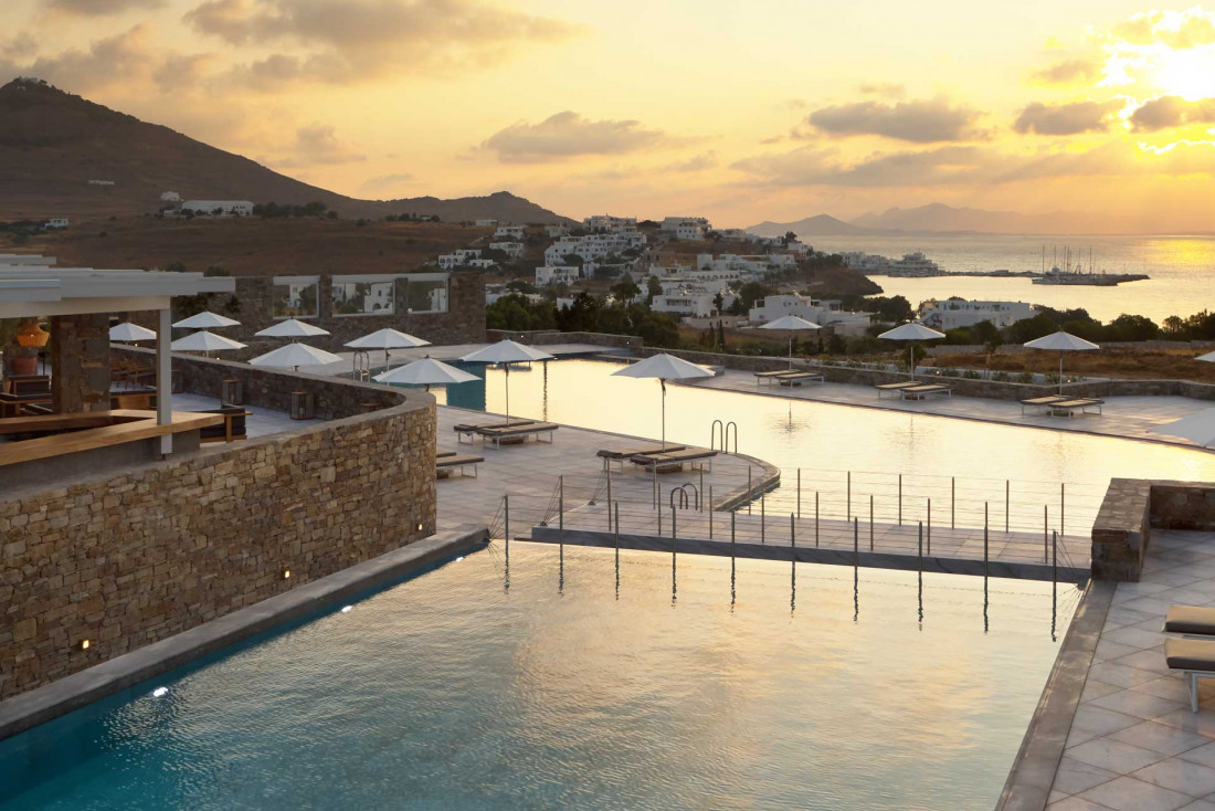 Un petit pont et une cascade entre deux piscines © Summer Senses Paros