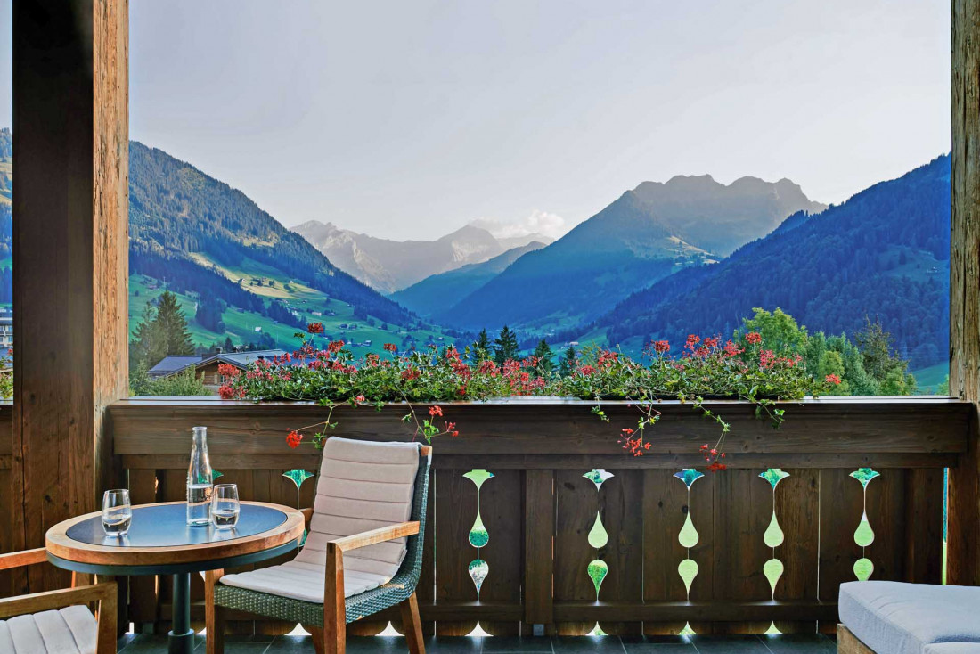 Les terrasses et balcons des chambres de l'Alpina Gstaad offrent des vues panoramiques sur les Alpes © The Alpina Gstaad