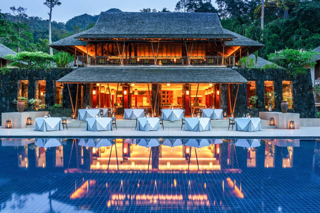 Le restaurant 'The Dining Room' surplombe la piscine principale de The Datai Langkawi © DR