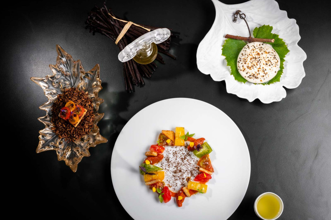 Tomates de Saint-Pierre-de-Mons, Burrata fumée et Vanille © Michael Boudot