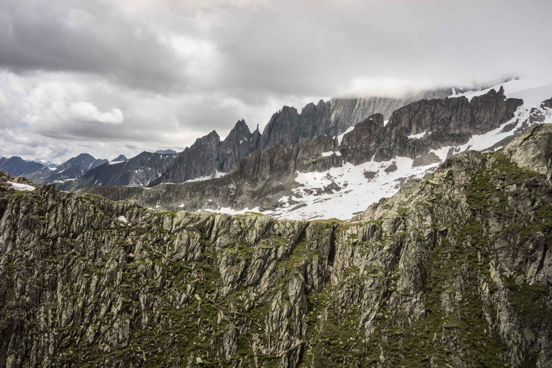 Les crêtes de Fusshörner (arrière-plan) et du Geissgrat (milieu) lors de notre vol en parapente. © DB|YONDER.fr