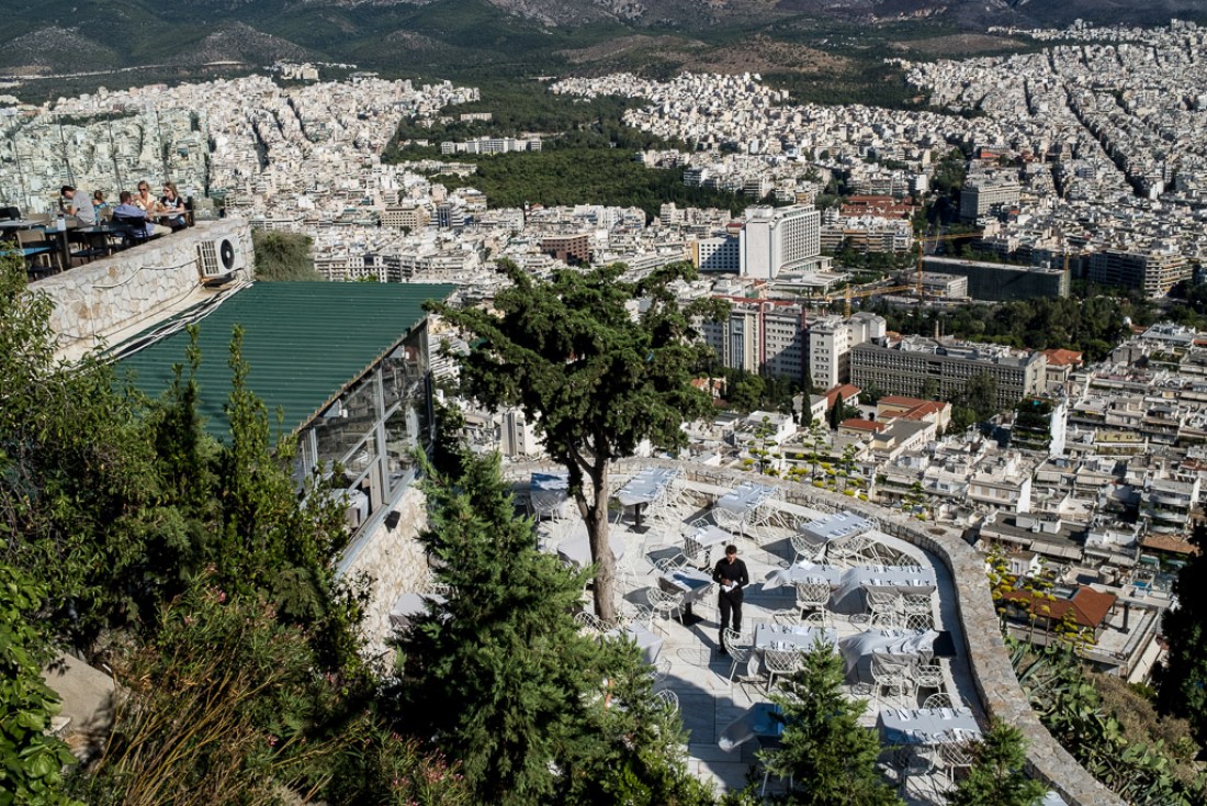 Une des terrasses d’Orizontes Lycabettus sur le Lycabette.