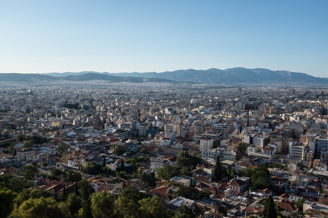 Vue sur Athènes depuis l’Acropole. On aperçoit à gauche l’Agora romaine, puis la Bibliothèque d’Hadrien et Monastiraki.