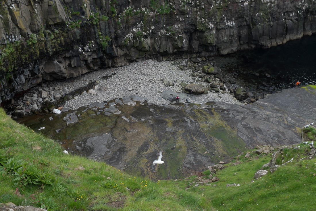 Vue de la gorge qui prolonge le port de Mykines.  